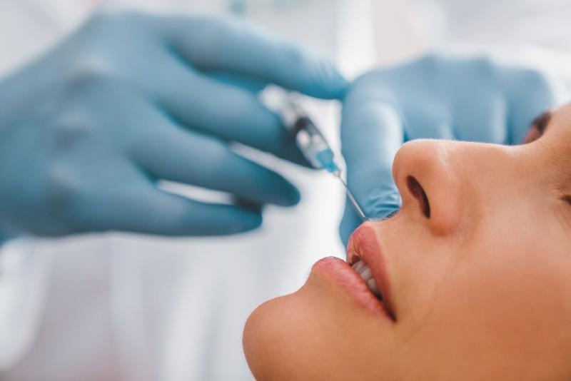 Injection et traitement lèvres